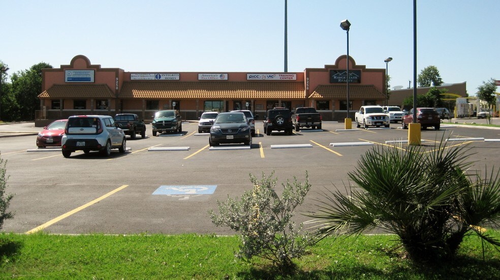 9258 Culebra Rd, San Antonio, TX à louer - Photo du bâtiment - Image 3 de 15