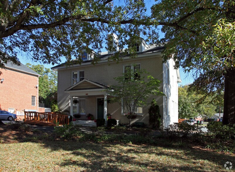 1819 East Blvd, Charlotte, NC à louer - Photo principale - Image 1 de 7