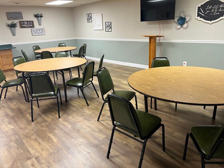 236 Middlebelt Rd, Garden City, MI à louer - Photo du bâtiment - Image 2 de 10