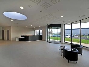 8 Rue Du Maréchal De Lattre De Tassigny, Élancourt for lease Interior Photo- Image 2 of 2