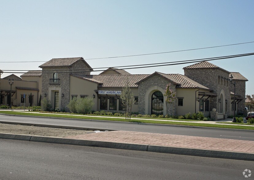 209 E Caldwell Ave, Visalia, CA for sale - Primary Photo - Image 3 of 6