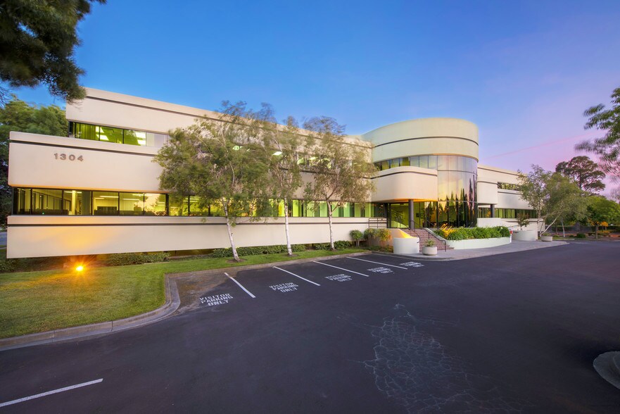 1304 Southpoint Blvd, Petaluma, CA à louer - Photo du bâtiment - Image 2 de 7