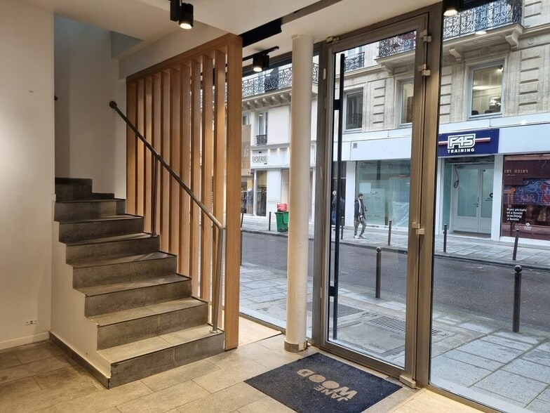 Immeuble residentiel dans Paris à vendre - Photo intérieure - Image 2 de 9