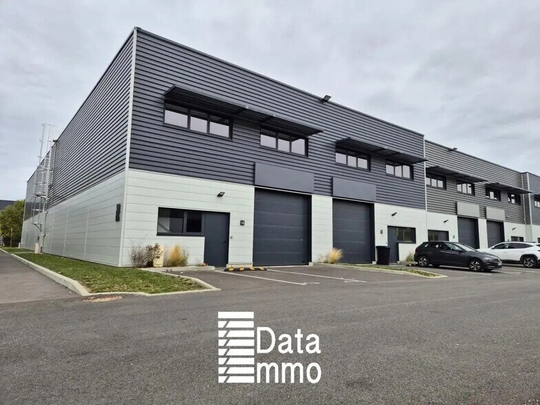 Industrial in Lieusaint for lease - Building Photo - Image 2 of 8