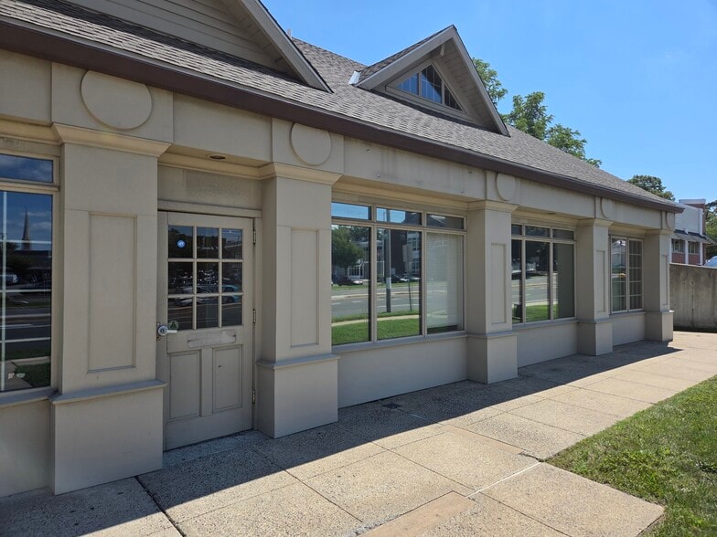 339 Hemingway Ave, East Haven, CT à louer - Photo du bâtiment - Image 3 de 8