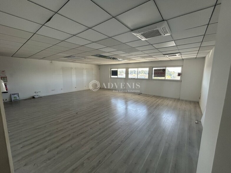 Retail in Saint-Jean-de-Védas for lease - Interior Photo - Image 1 of 5