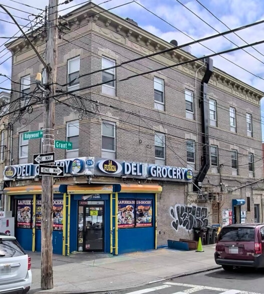 576 Ridgewood Ave, Brooklyn, NY for lease - Building Photo - Image 2 of 15