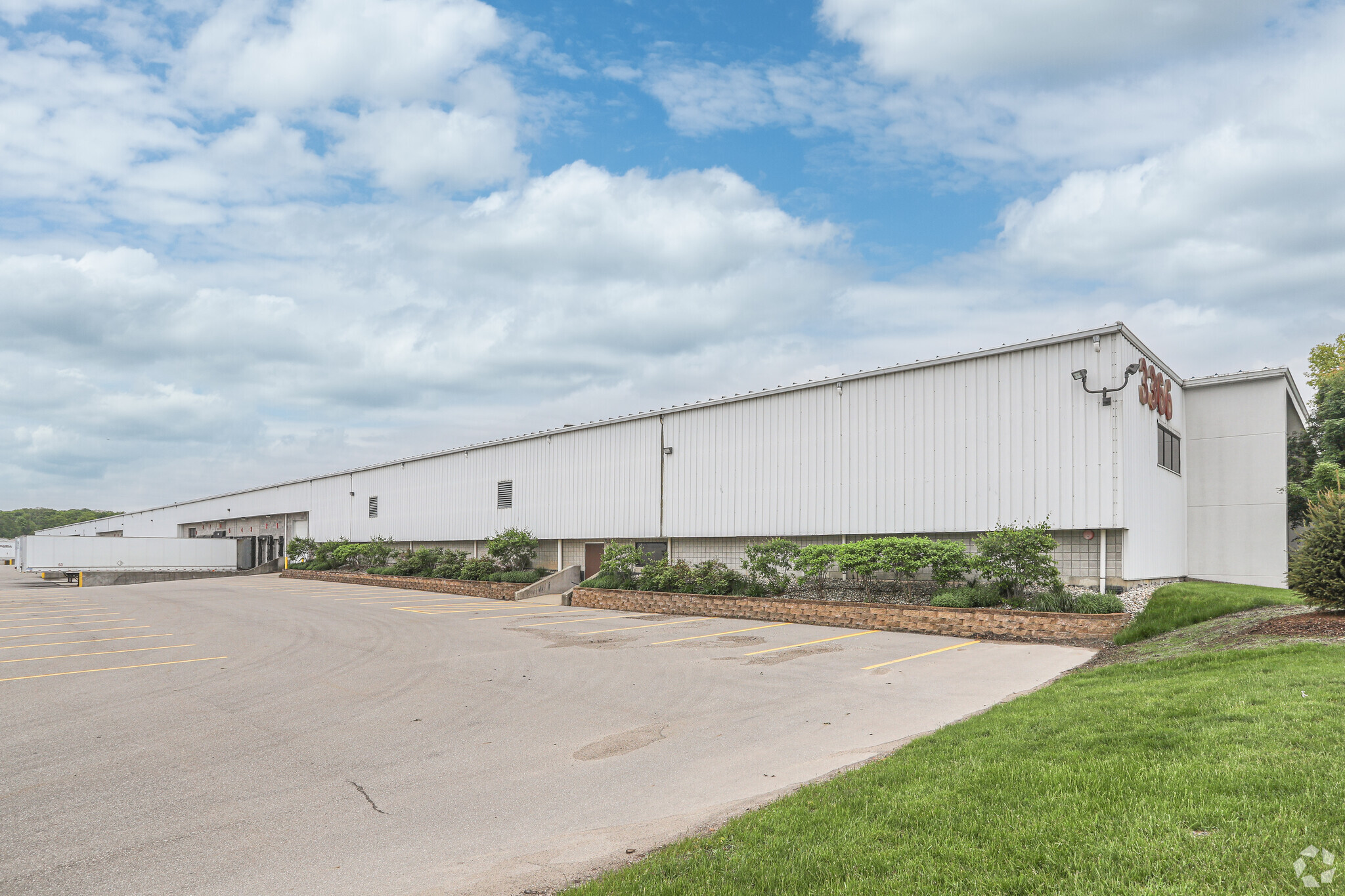 3366 SE Kraft Ave, Grand Rapids, MI for lease Building Photo- Image 1 of 7