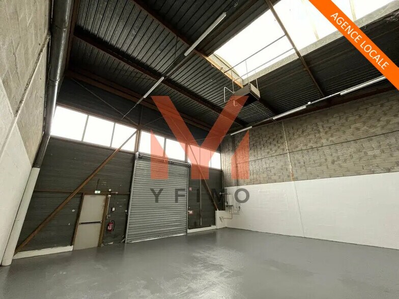 Flex in Coignières for lease - Interior Photo - Image 1 of 5