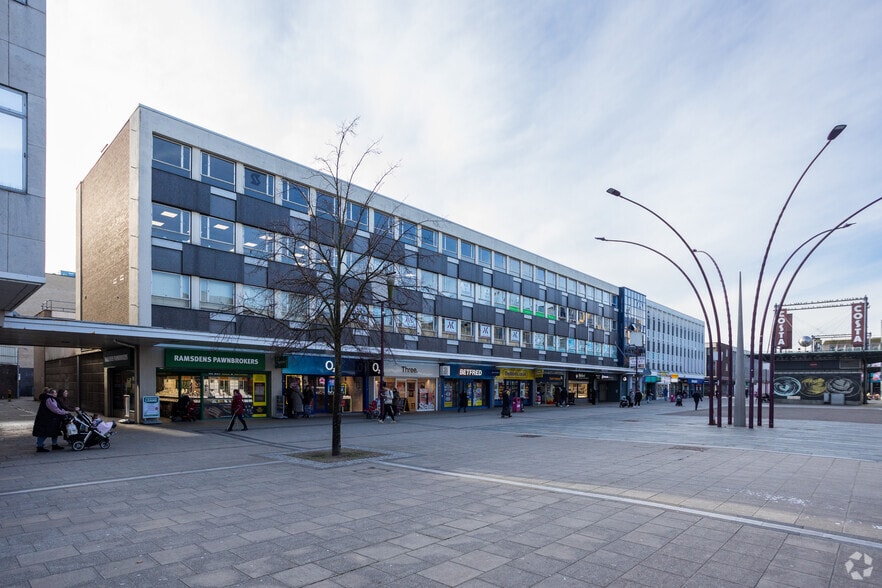 Town Sq, Basildon for lease - Building Photo - Image 1 of 9