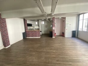 Rue Des Petites Ecuries, Paris for lease Interior Photo- Image 2 of 7