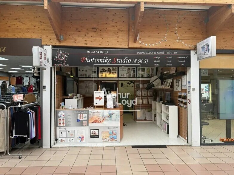 Retail in Rubelles for lease - Building Photo - Image 1 of 4