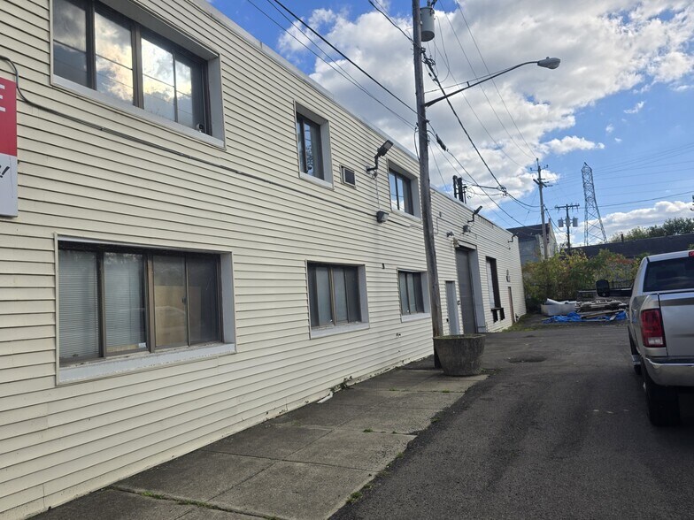 2103 MacKenna Ave, Niagara Falls, NY à vendre - Photo du bâtiment - Image 3 de 23