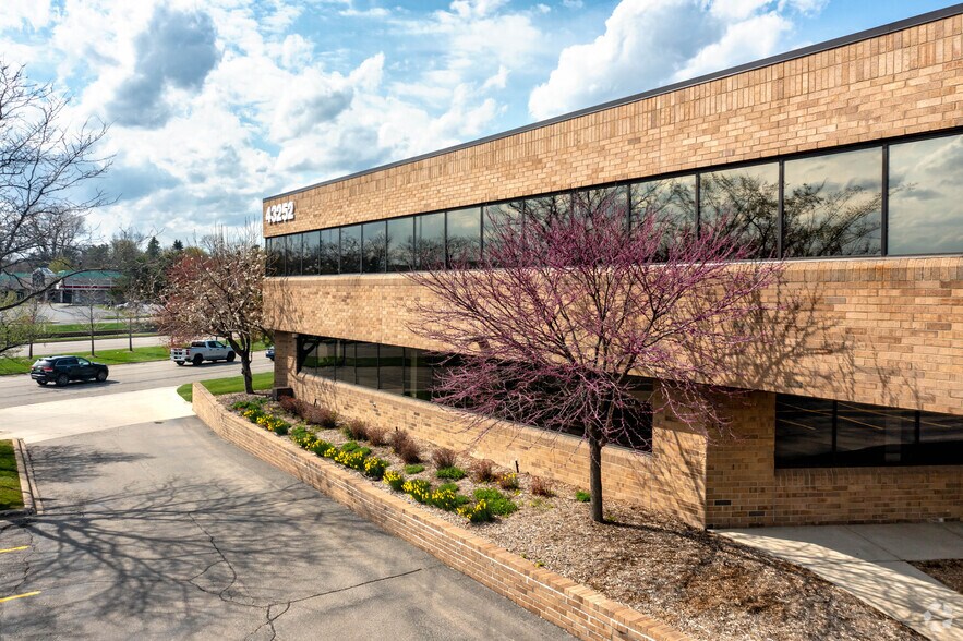 43252 Woodward Ave, Bloomfield Hills, MI à louer - Photo du bâtiment - Image 1 de 1