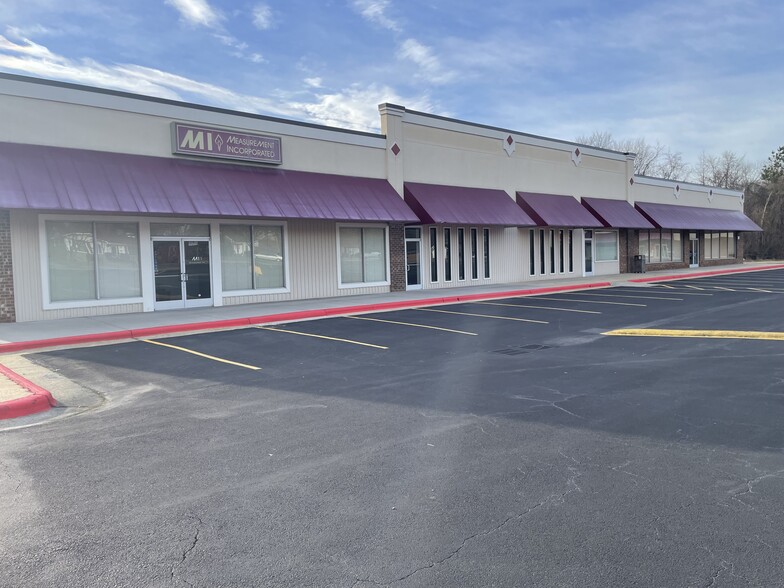 531 W Meadowview Rd, Greensboro, NC à louer - Photo du bâtiment - Image 3 de 6