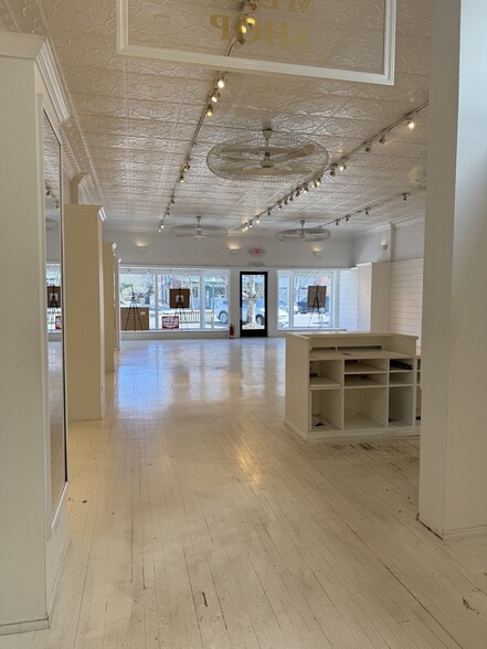 35 Main St, Southampton, NY à louer - Photo du bâtiment - Image 2 de 4