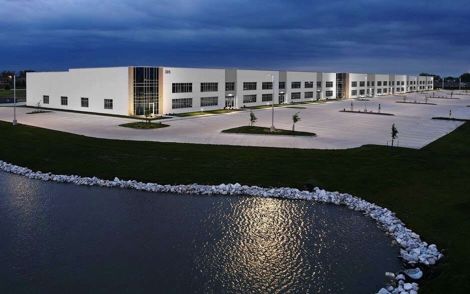 305 Adventureland Drive NW, Altoona, IA for lease - Building Photo - Image 2 of 11