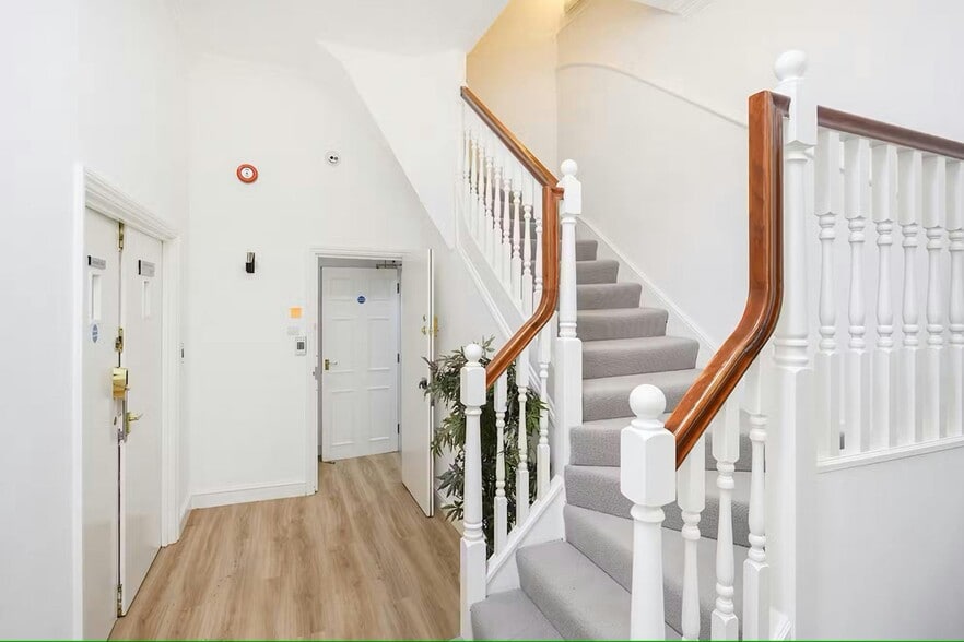 10 Ironmonger Ln, London for lease - Building Photo - Image 3 of 6