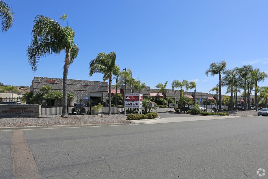 2588 Progress St, Vista, CA à louer - Photo du bâtiment - Image 2 de 12