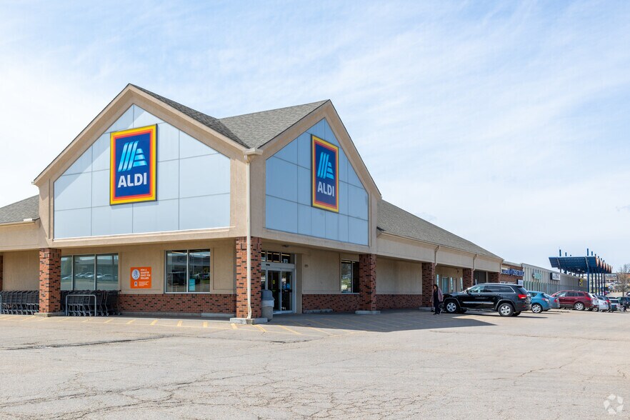 105-115 SW 29th St, Topeka, KS for sale - Primary Photo - Image 1 of 7