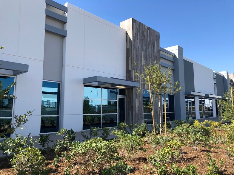 4 Latitude Way, Corona, CA à louer - Photo du bâtiment - Image 2 de 10