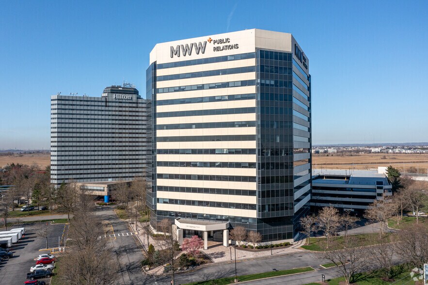 1 Meadowlands Plz, East Rutherford, NJ à louer - Photo du bâtiment - Image 2 de 4