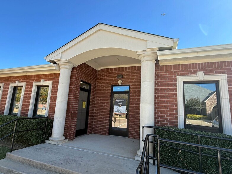 2261 Olympia Dr, Flower Mound, TX à louer - Photo du bâtiment - Image 3 de 8