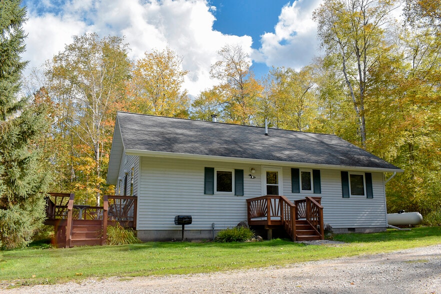W18070 County Rd, Germfask, MI for sale - Primary Photo - Image 1 of 12