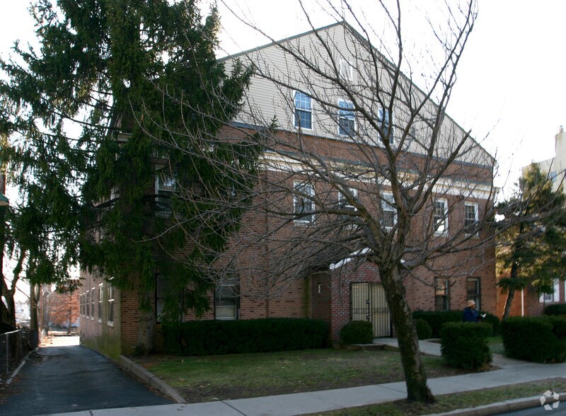 220 S Harrison St, East Orange, NJ à louer - Photo du bâtiment - Image 2 de 10