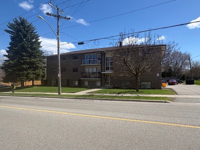 300 Athol St, Whitby, ON à vendre - Photo du bâtiment - Image 3 de 5
