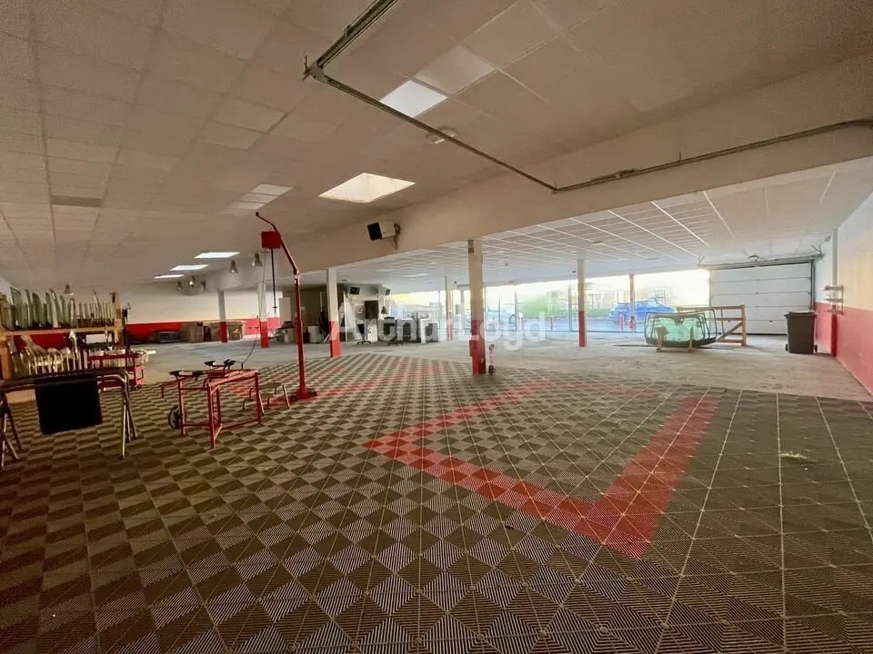 Retail in Reims for lease Interior Photo- Image 1 of 9