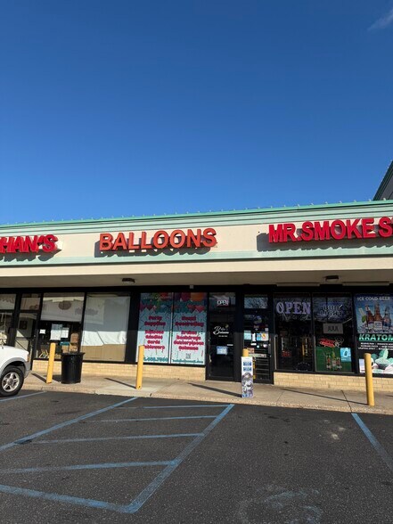 975 Jericho Tpke, Smithtown, NY à louer - Photo du bâtiment - Image 2 de 6