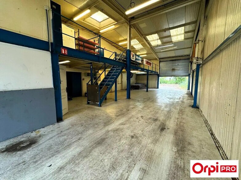 Flex dans Sainte-Geneviève-des-Bois à louer - Photo du bâtiment - Image 2 de 7