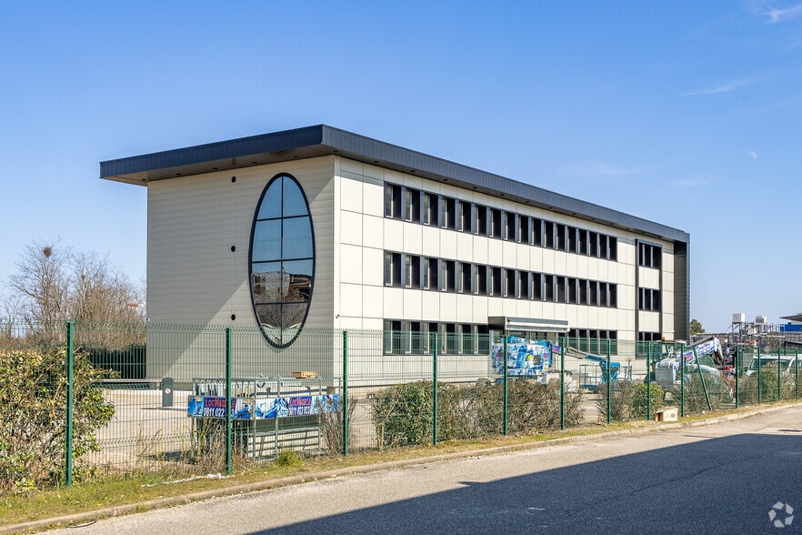 Office in Saint-Priest for lease - Building Photo - Image 2 of 2