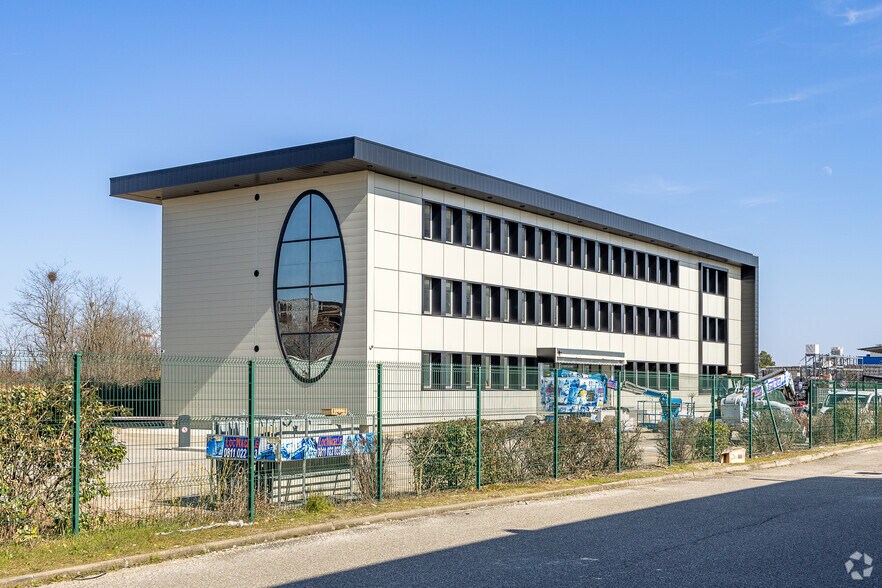 Bureau dans Saint-Priest à louer - Photo du bâtiment - Image 2 de 2