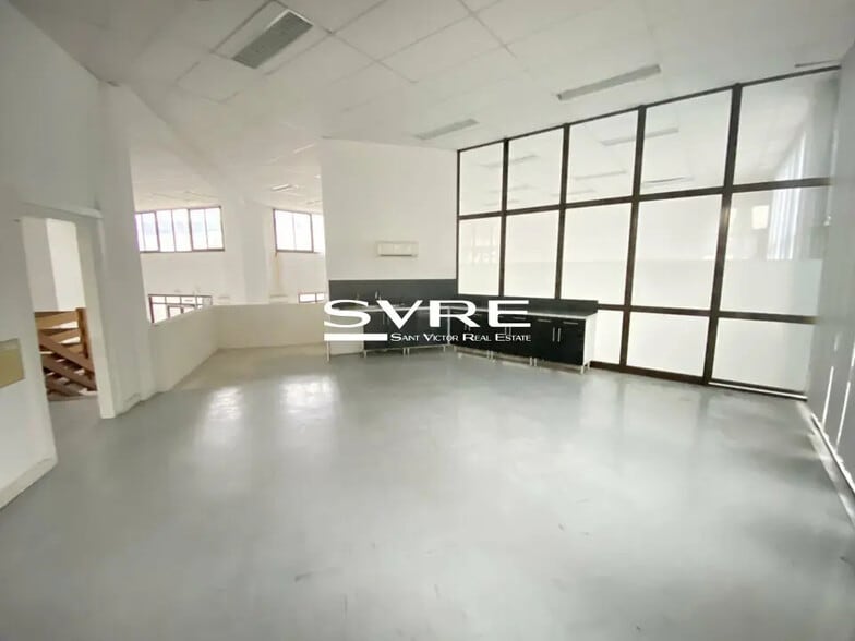 Flex in Gémenos for lease - Interior Photo - Image 2 of 12