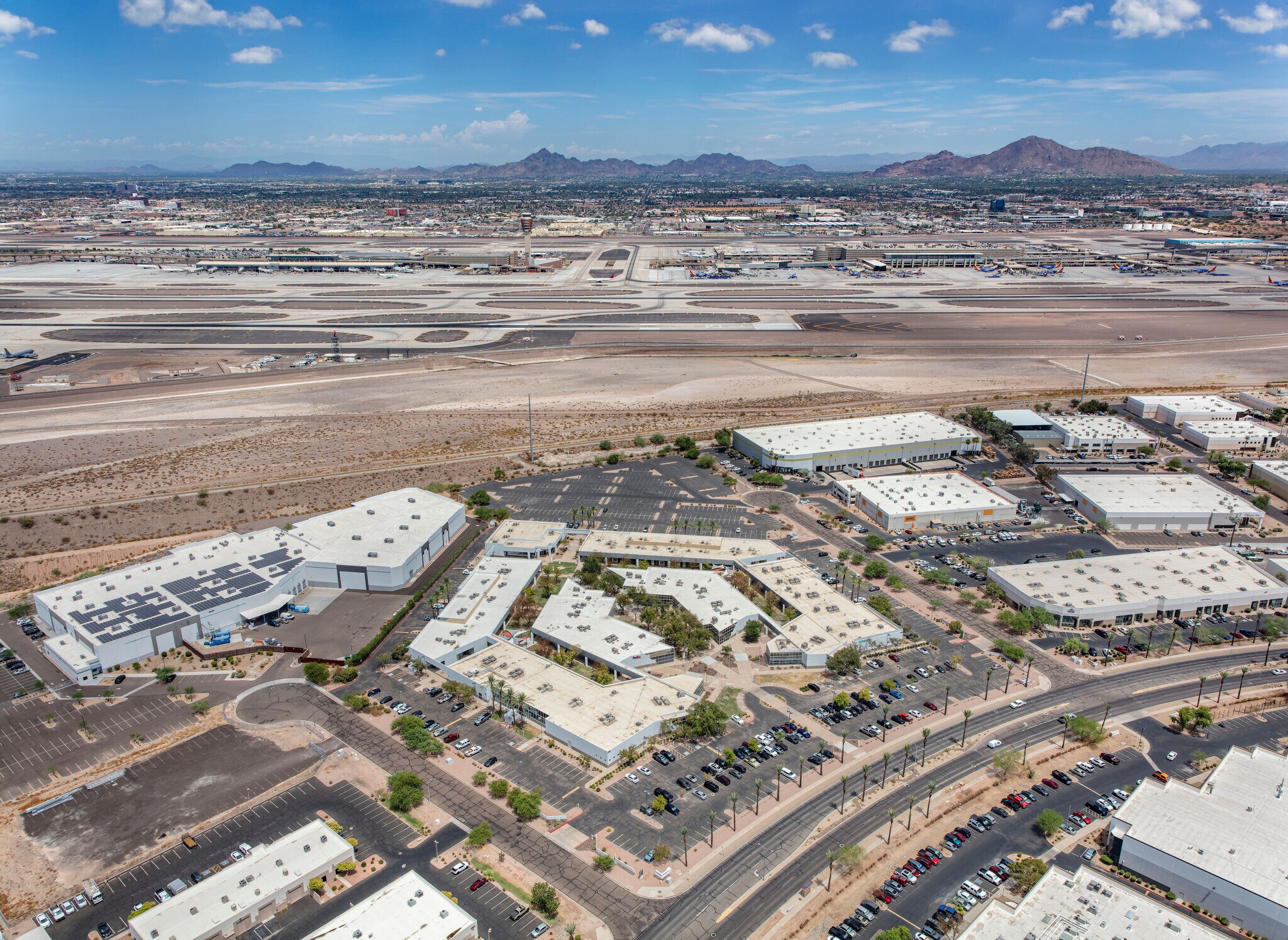 3600 E University Dr, Phoenix, AZ à louer Photo du bâtiment- Image 1 de 7