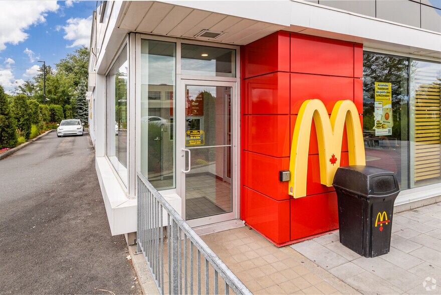 2180 Boul Des Laurentides, Laval, QC à louer - Photo du bâtiment - Image 3 de 4