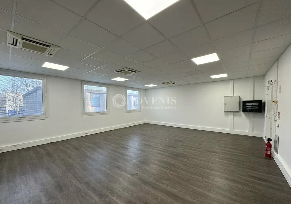Office in Tremblay-en-France for lease Building Photo- Image 1 of 9