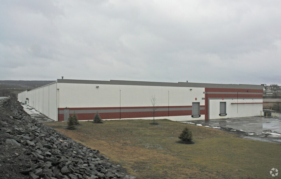 1026 Reeves St, Dunmore, PA à louer - Photo du bâtiment - Image 3 de 9