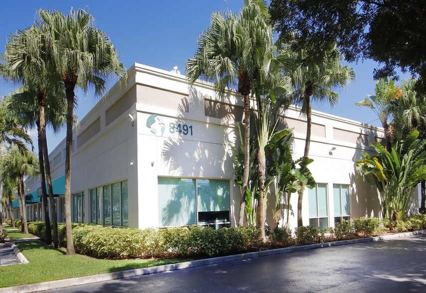 8491 NW 17th St, Miami, FL à louer - Photo du bâtiment - Image 2 de 3