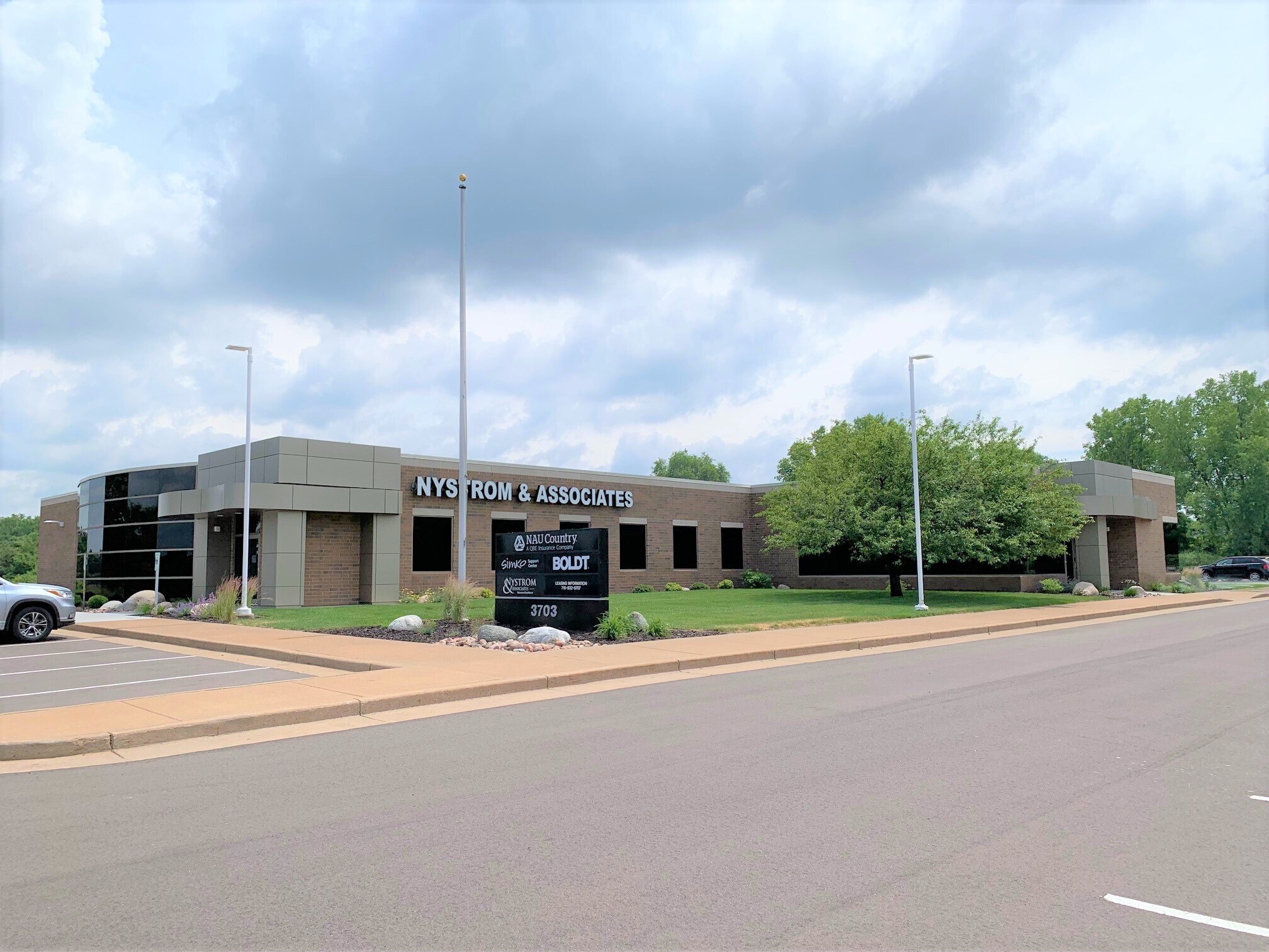 3703 Oakwood Hills Pky, Eau Claire, WI for lease Building Photo- Image 1 of 5