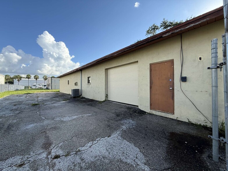 2123 Whitfield Park Ave, Sarasota, FL à vendre - Photo du bâtiment - Image 2 de 4