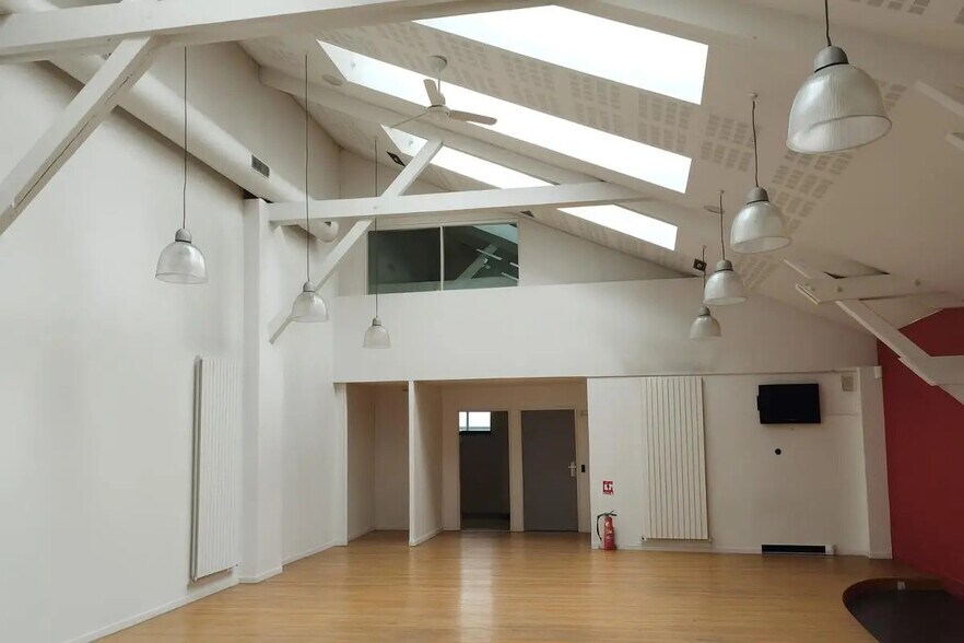 3 Rue Guy De Gouyon Du Verger, Arcueil for sale - Interior Photo - Image 3 of 8