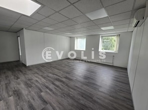 11 Avenue Des 2 Lacs, Villejust for lease Interior Photo- Image 2 of 3