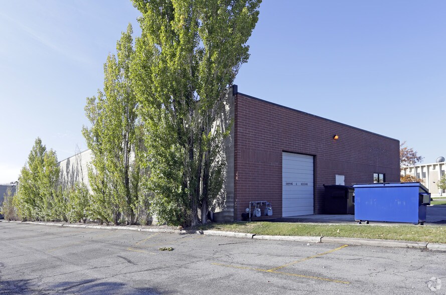 2301-2315 Decker Lake Blvd, Salt Lake City, UT à louer - Photo du bâtiment - Image 3 de 4