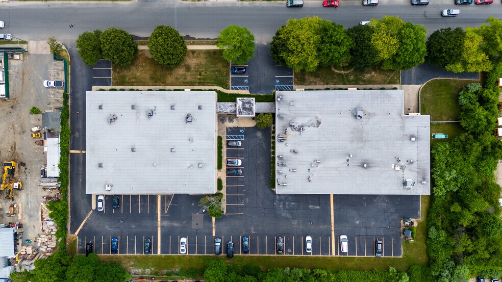 70 Cleveland Ave, Bay Shore, NY à vendre - Photo du bâtiment - Image 3 de 15