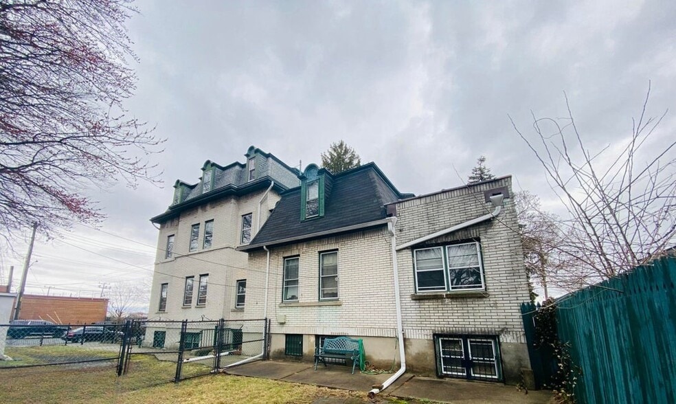 1124-1126 Richmond Ter, Staten Island, NY for sale - Primary Photo - Image 1 of 63