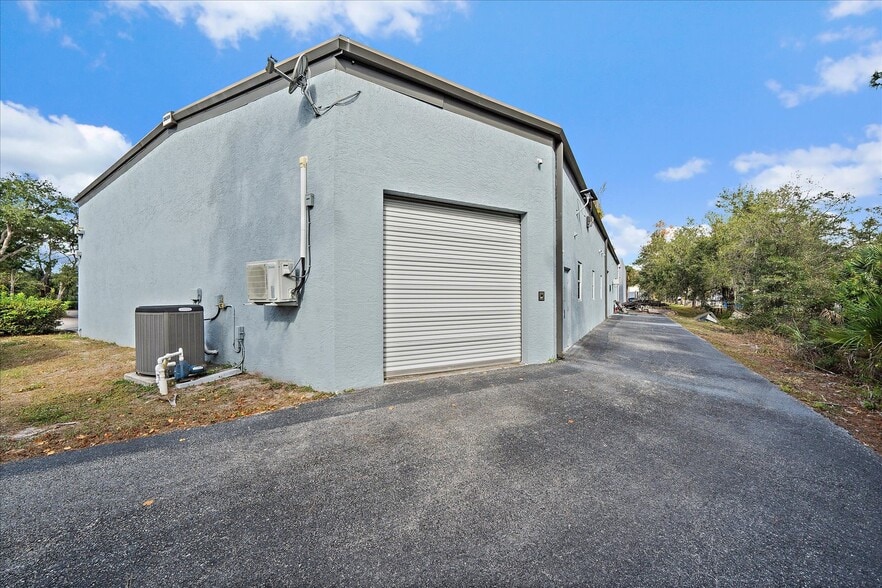 351 Sand Pine Blvd, Venice, FL à louer - Photo du bâtiment - Image 3 de 8