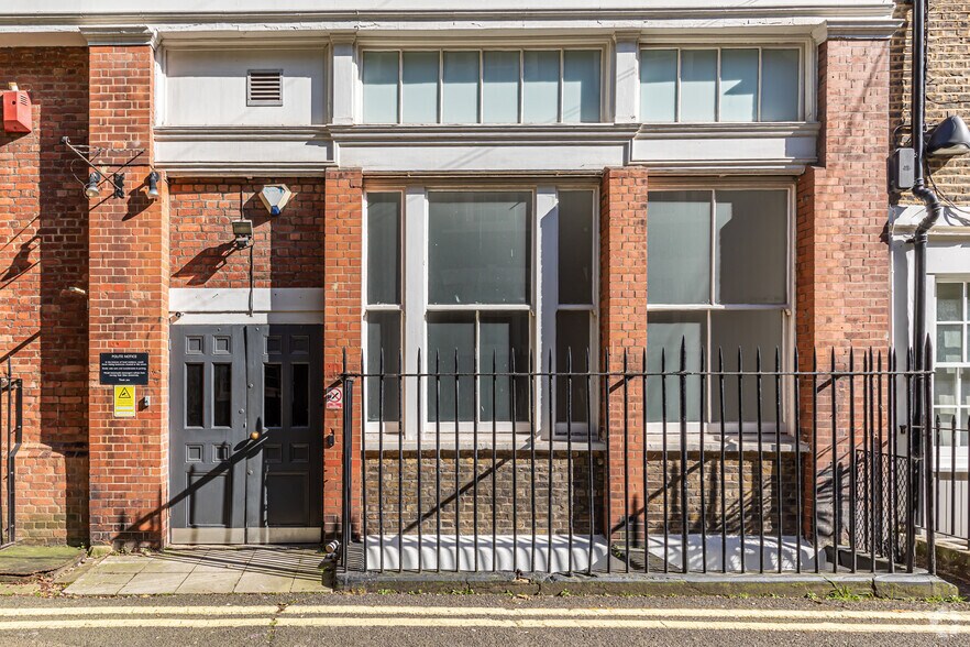 6-7 Garbutt Pl, Londres à louer - Photo du bâtiment - Image 3 de 8